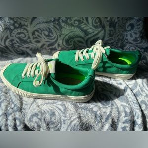 Excellent condition Cariuma green sneakers 8.5